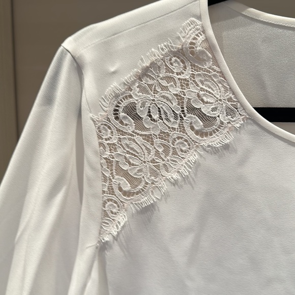 XL BCBG white top with bell sleeves and lacing - Picture 3 of 4